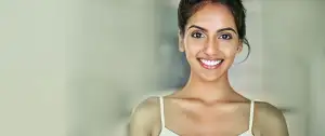 صورة توضيحية لفتاة تمتلك ابتسامة بيضاء ومشرقة 